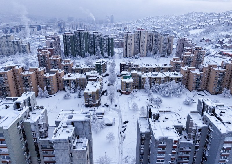 FOTO Sarajevo zatrpano snijegom, ženu ubilo stablo