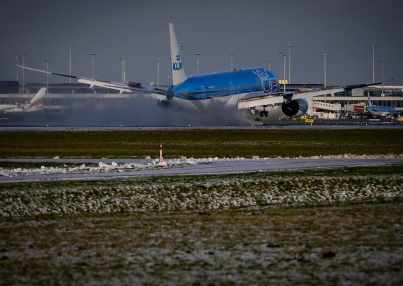 Snijeg napravio potpuni kaos u Nizozemskoj: 'Ostanite doma kad god je moguće'
