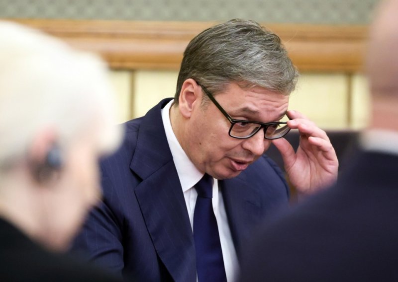 Vučić se pohvalio čišćenjem snijega: Skoro nijedna zemlja to ne radi