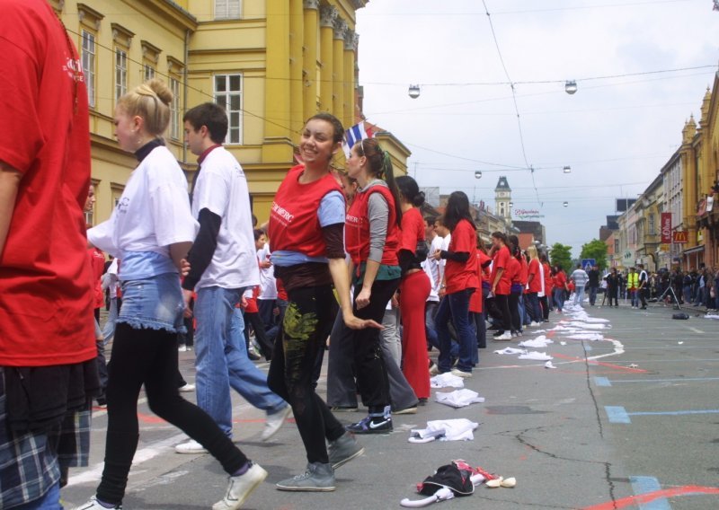 Tri tisuće maturanata plesalo kvadrilu