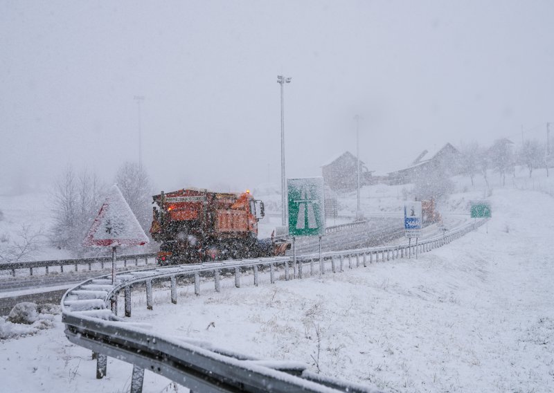 Snijeg i zimski uvjeti otežavaju promet, upaljen crveni meteoalarm za dio zemlje