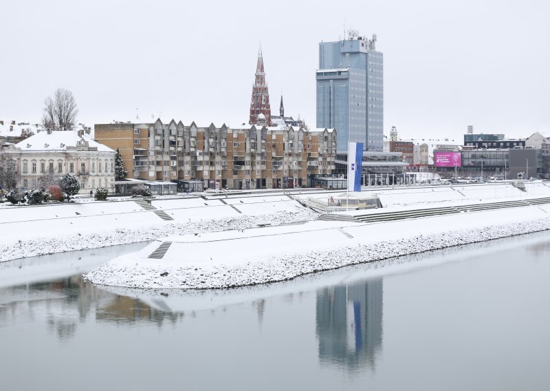Zimska služba osječkog Unikoma u protekla 24 sata potrošila više od 120 tona soli