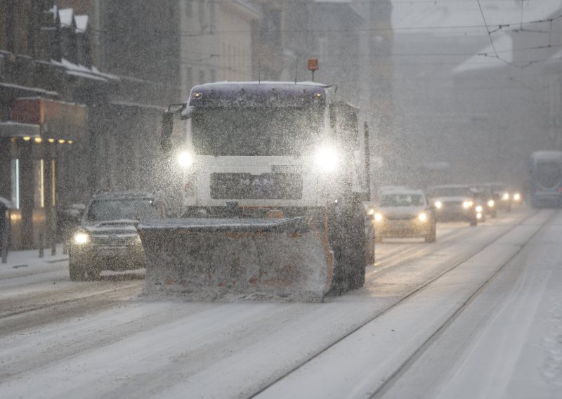 Zagreb zatrpan snijegom: Aktiviran III. stupanj pripravnosti, na terenu 245 ekipa zimske službe
