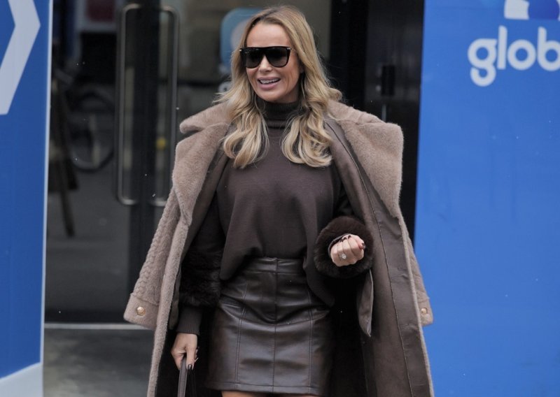 Kožna minica i hit čizme u najpopularnijoj boji recept su za privlačenje pogleda