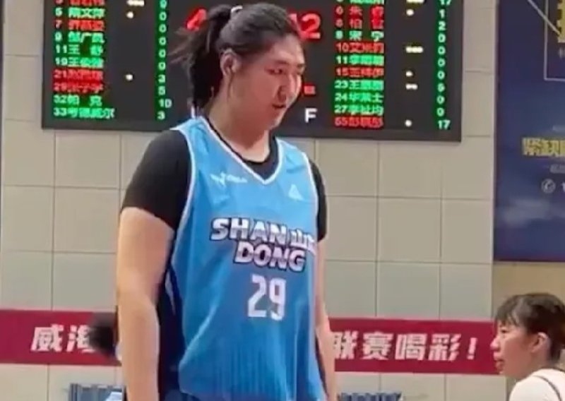 Čudo u Kini! Pogledajte košarkašicu od 226 centimetara, protivnice nemaju šanse