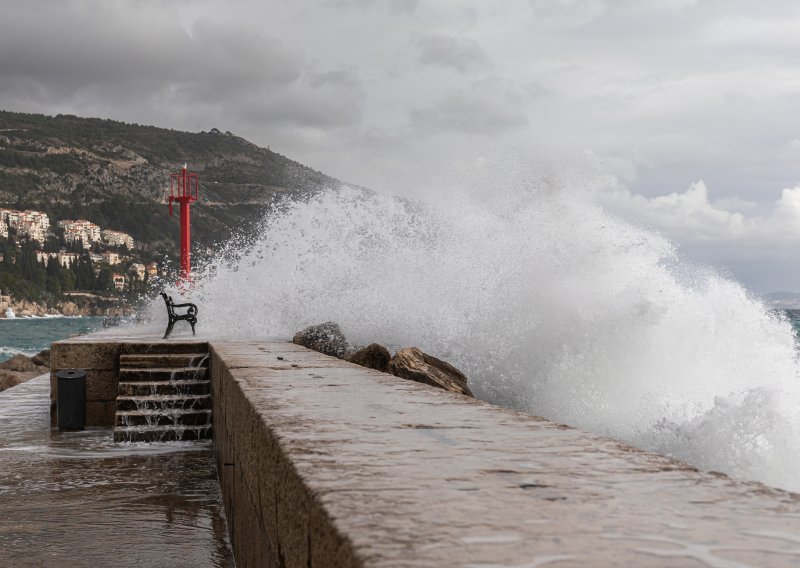 Nevrijeme izazvalo kaos u Dubrovniku: Vatrogasci imali pune ruke posla