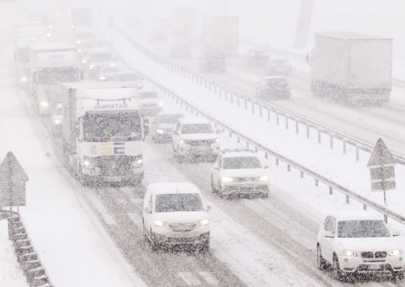Teški uvjeti na cestama: Snijeg zaustavio dio prometa prema Istri i Dalmaciji