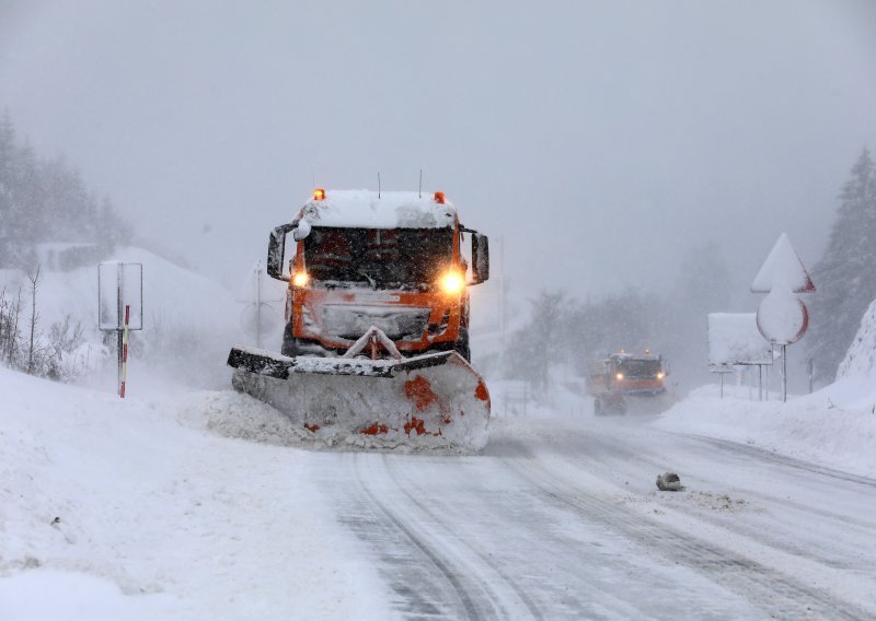 Snijeg stvara sve više problema: Narančasti alarm proglašen i za Kninsku regiju