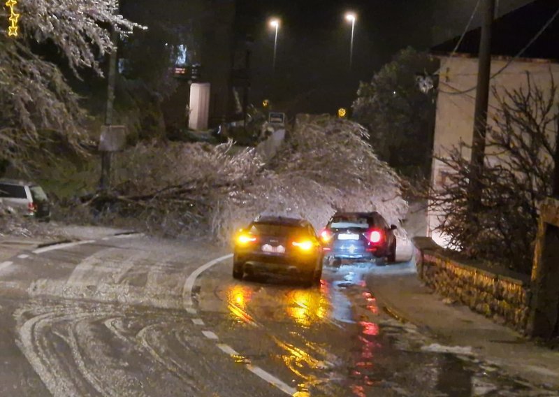 [VIDEO] Opasno nevrijeme pogodilo Knin: Olujni vjetar i ledena kiša rušili drveće, sve je zaleđeno