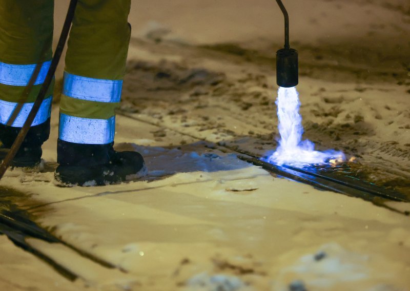 [FOTO/VIDEO] Zbog snijega tramvaji iskakali iz tračnica: Radnici brenerom odleđivali tračnice