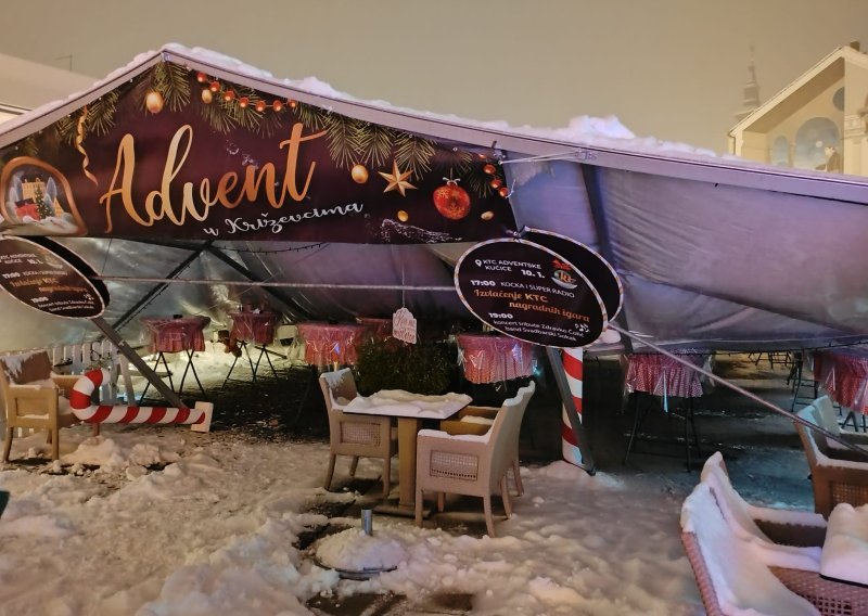 Snijeg urušio veliki adventski šator u Križevcima
