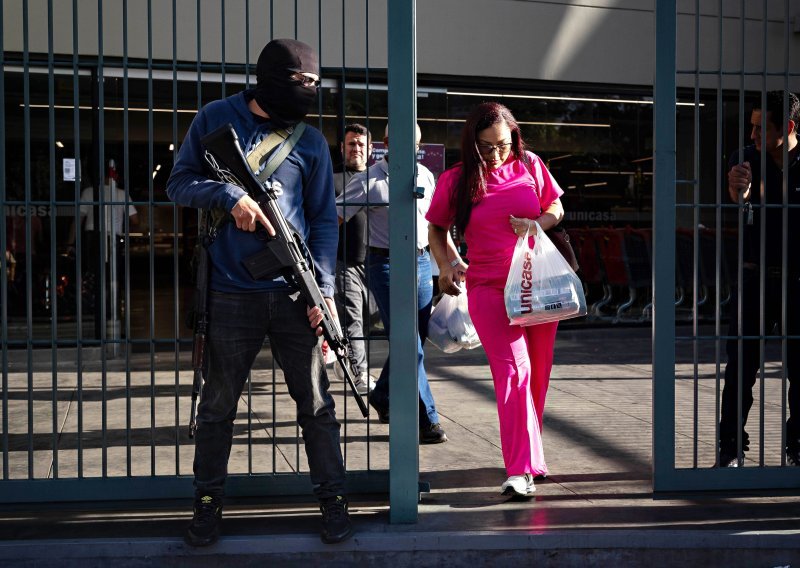 Strah na ulicama Caracasa: Naoružani muškarci zaustavljaju ljude i pregledavaju im mobitele