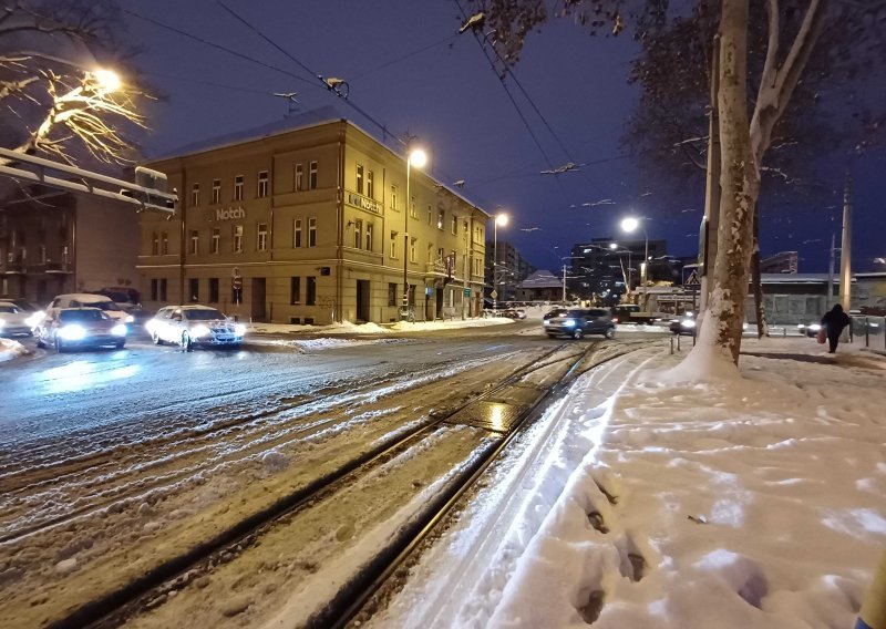 FOTO Zagreb se probudio pod debelim slojem snijega: Evo kakvo je stanje na cesti