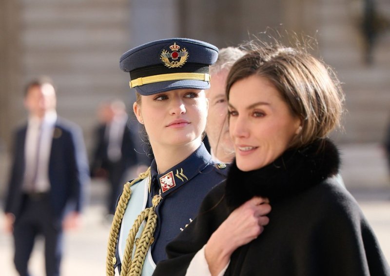 Kraljica Letizia ima najbolji kaput sezone - i drugačiji je od svega što je dosad bilo 'in'