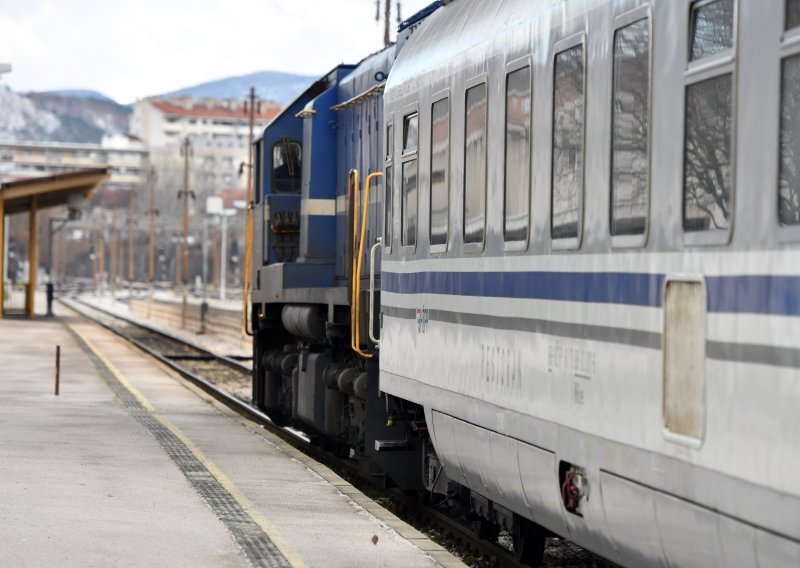 Vlak zaustavljen u Kninu: 'Zarobljeni smo već 12 sati, bez pića i hrane. Vani je sve zaleđeno!'