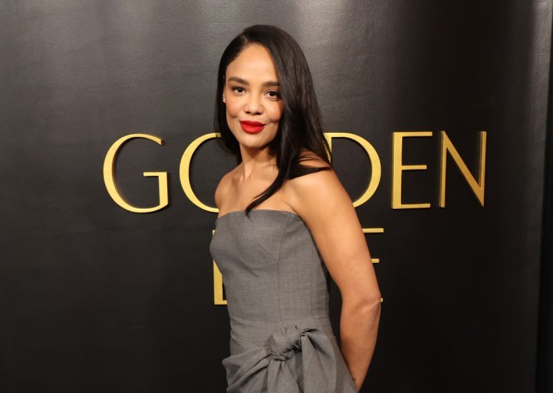 Dugo nismo vidjeli ovako lijepu haljinu u ovoj 'dosadnoj' boji