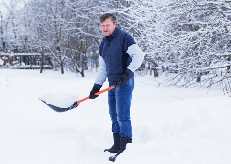Jeste li prestari za čišćenje snijega? Ovo su skriveni rizici za srce