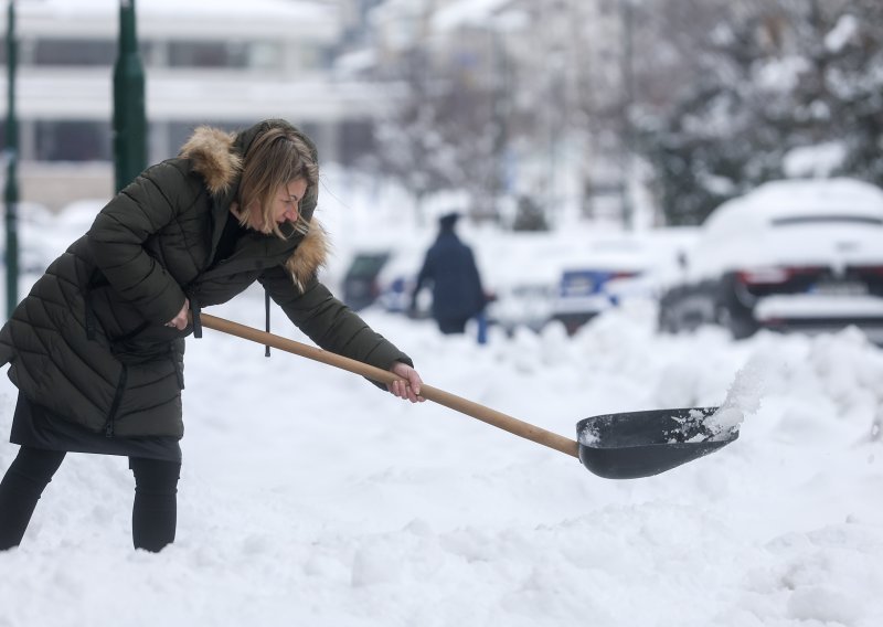 Snijeg u BiH stvorio priliku i za zaradu: Stotine žele čistiti snijeg