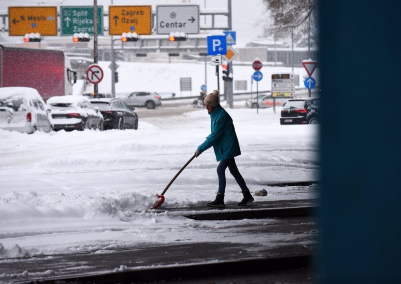 Snijeg okovao dijelove zemlje, što dalje? Poseban oprez potreban je u petak