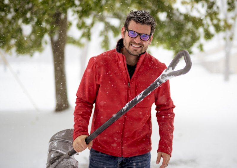 Oprezno s lopatanjem snijega ako ste stariji od 50 godina: Evo što će pomoći