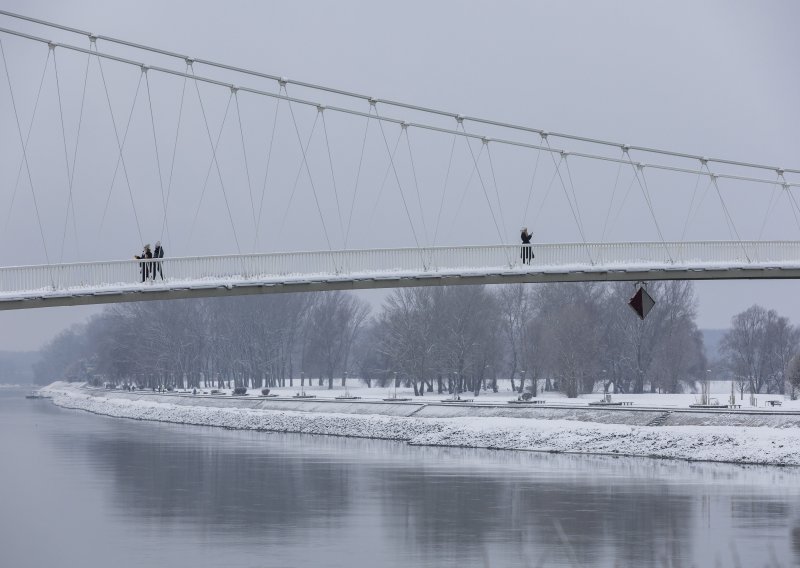 Zimske službe očistile snijeg u Osijeku, pripremaju se za sutra