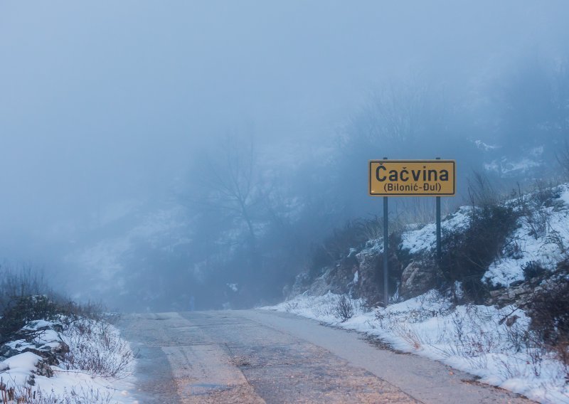 U Dalmatinskoj zagori veći problem od snijega stvara ledena kiša, na terenu 23 ekipe