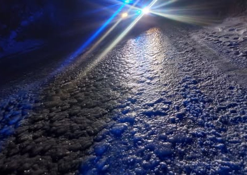 FOTO Na cestama se pojavio crni led, HGSS evakuirao obitelj s dvoje djece