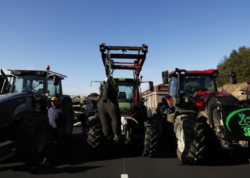 Poljoprivrednici prosvjeduju u Parizu zbog spornog trgovinskog sporazuma