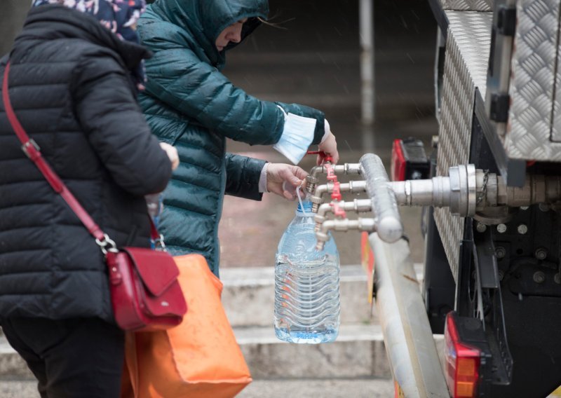Voda na splitskom području i dalje zamućena, građani se služe cisternama