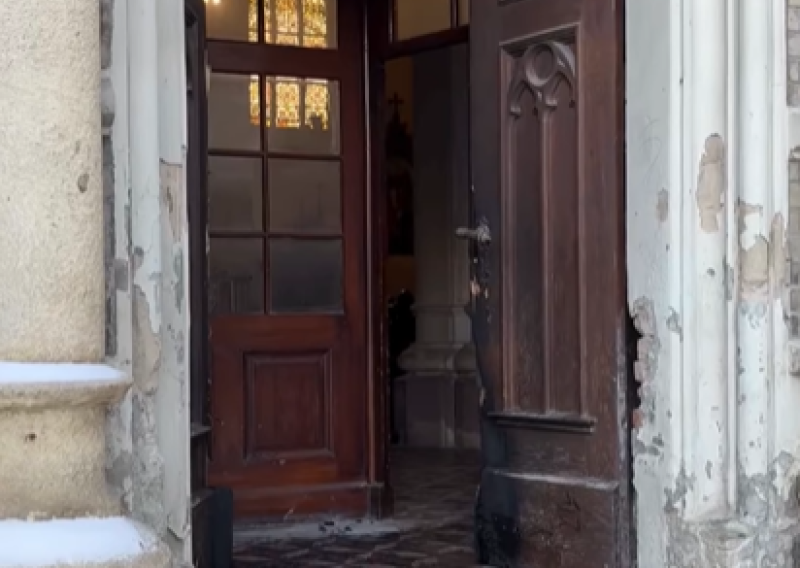 Vojvođanska oporba: Paljenje vrata katedrale u Novom Sadu nije izolirani incident