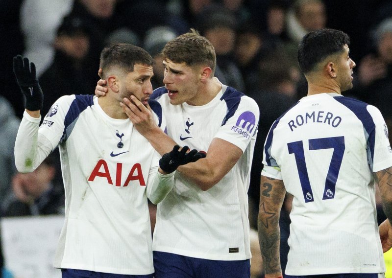 Kriza u Tottenhamu; trener napravio veliki gaf, a igrači se svađaju s navijačima i prozivaju upravu