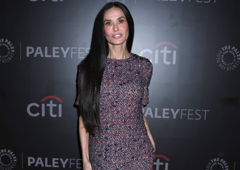 Žari i pali u minici u 63-oj: Demi Moore izazvala nevjericu svojim izgledom