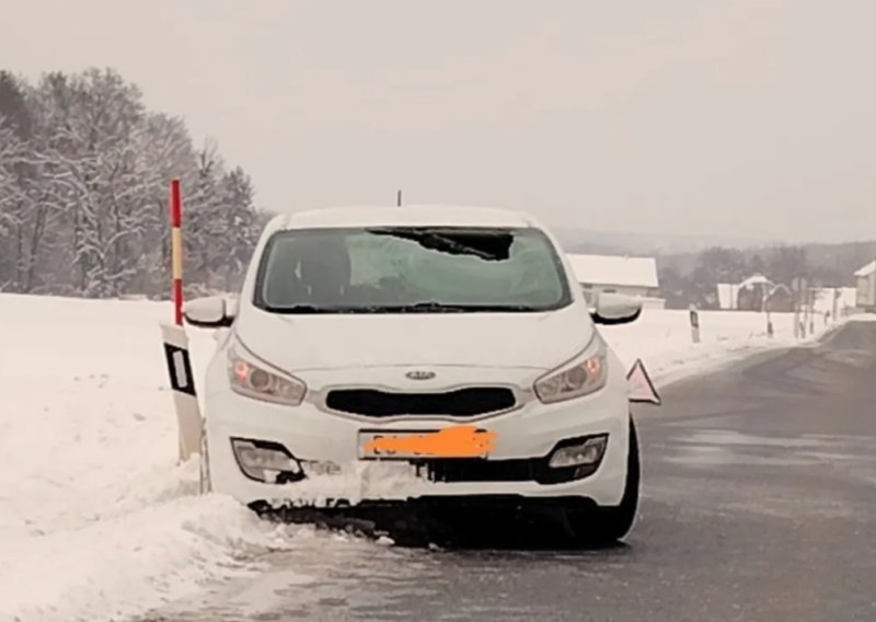 Umalo tragedija: Led probio vjetrobransko staklo i zabio se u vozačevu glavu!