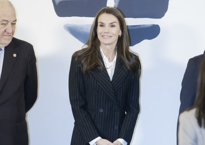 Kraljica Letizia dokazala moć minimalizma u savršenom prugastom odijelu