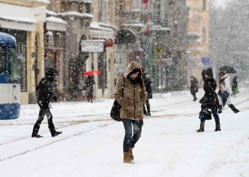 Slavonija okovana ledom, snijeg pada u Dalmaciji