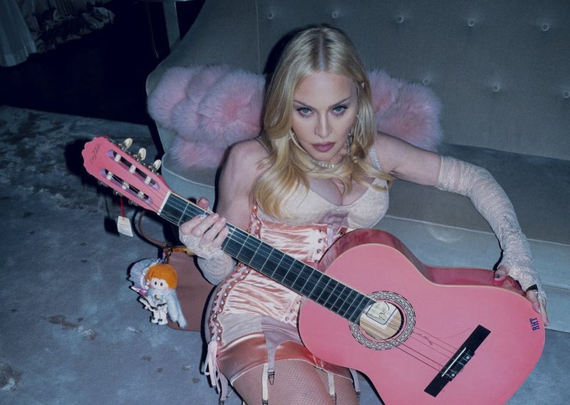 Madonna se svukla u donje rublje i zapalila krevet u novoj kampanji Dolce & Gabbane