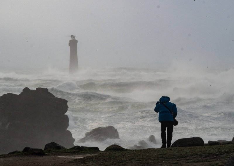 Oluja Goretti udara po Francuskoj i Britaniji: Stotine tisuća ostalo bez struje