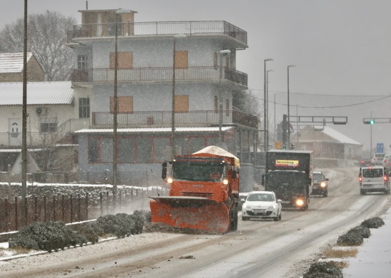 Snijeg pada u cijeloj Dalmatinskoj zagori, pojavila se i opasna ledena kiša