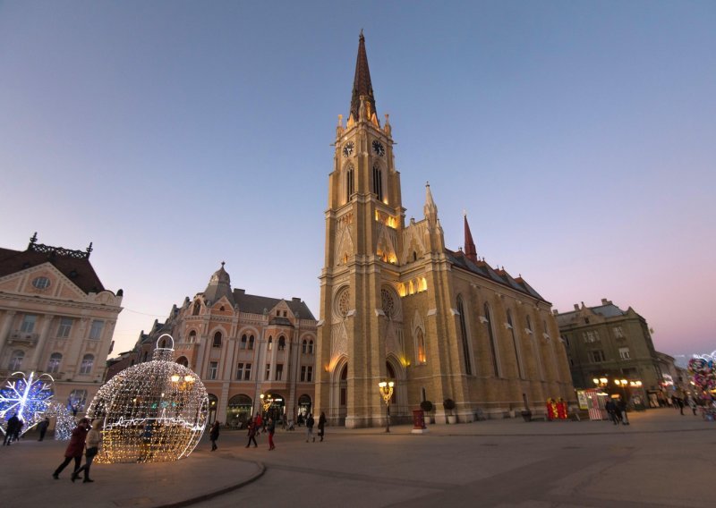 Žena osumnjičena za podmetanje požara na vratima novosadske katedrale