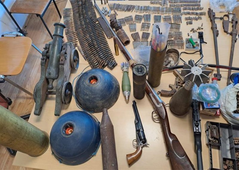 Mladić (19) pao s povećom količinom oružja: Imao je puške, pištolje, bombe...