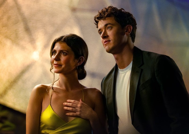 Netflix ima novu romantičnu poslasticu: Fanovi su u transu, a kritika film naziva 'prestižnim smećem'