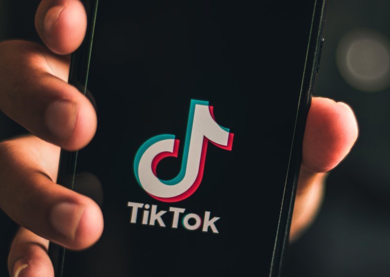 TikTok algoritam promijenio sve: Skulptura od knjiga privlači i do 1000 turista dnevno