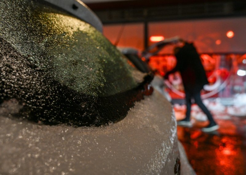 FOTO/VIDEO U Zagrebu pala ledena kiša, ulice zaleđene