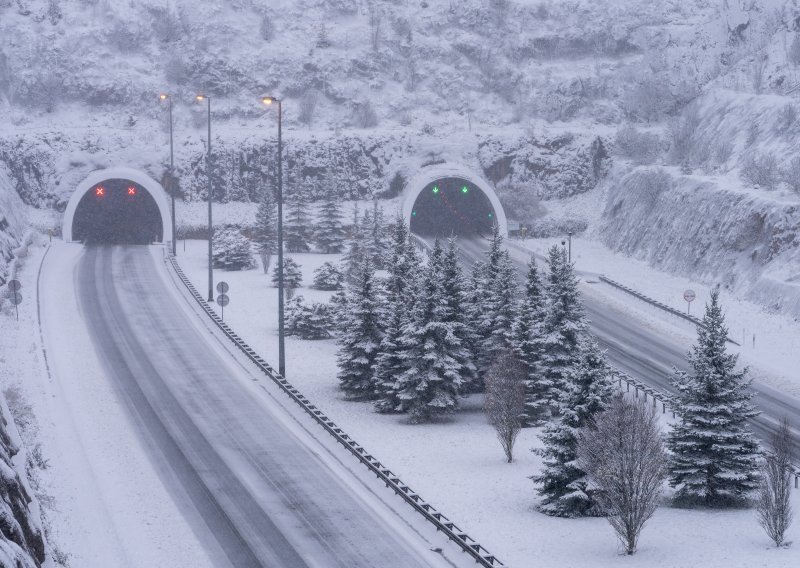 Snijeg pada u Lici, Gorskom kotaru i Slavoniji: Zadržava se veća količina vode; sudar na A4
