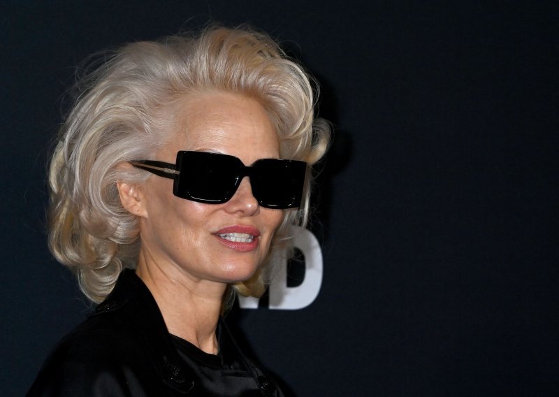 Pamela Anderson ponovno je plavuša, a njezino novo izdanje sve je oduševilo