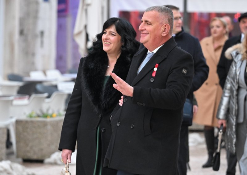 Sin Mire Bulja oženio Mostovu vijećnicu, stigle i fotografije s vjenčanja