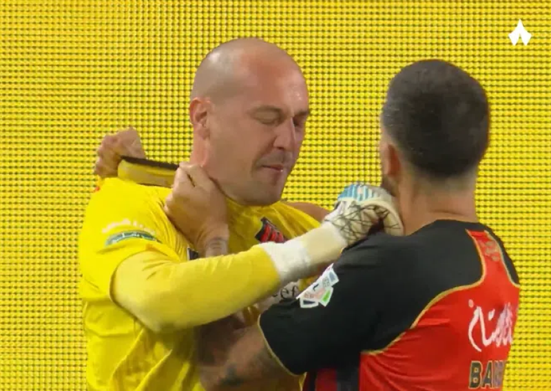 Pogledajte kako je Milan Borjan nasrnuo na suigrače: Jednog udario šakom, drugog glavom