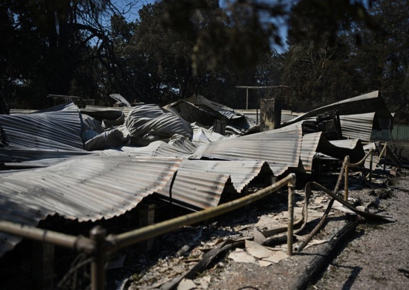 Deseci kuća u Australiji sravnjeni sa zemljom, u požarima poginula jedna osoba