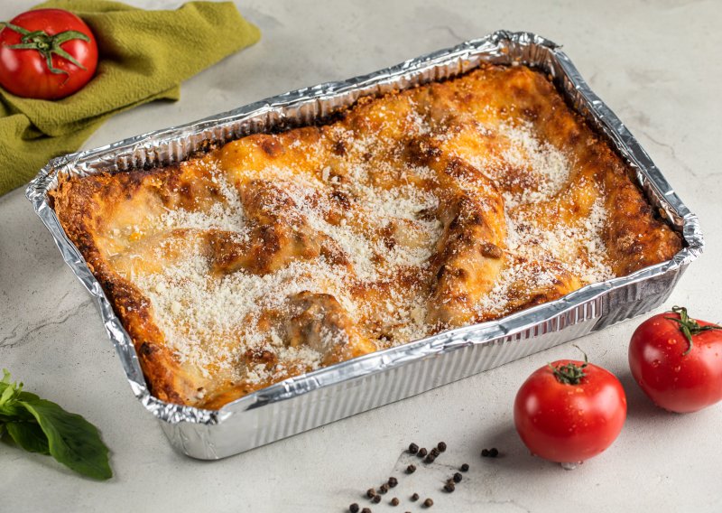 Evo zašto nikada ne smijete peći lazanje u metalnoj posudi s aluminijskom folijom