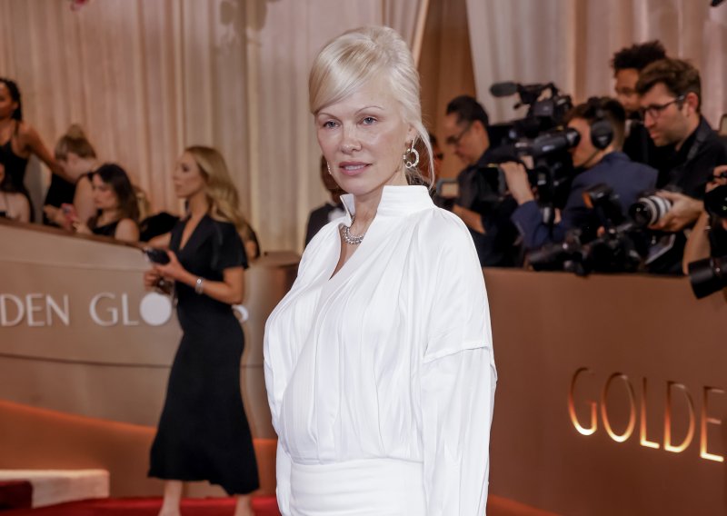 Pamela Anderson zablistala u komadu nosivom u svim prigodama, a tek frizura...